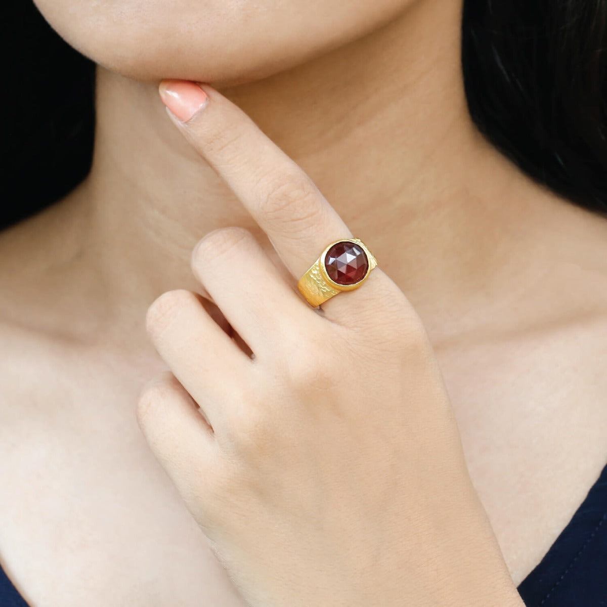 Single stone deals gold finger ring