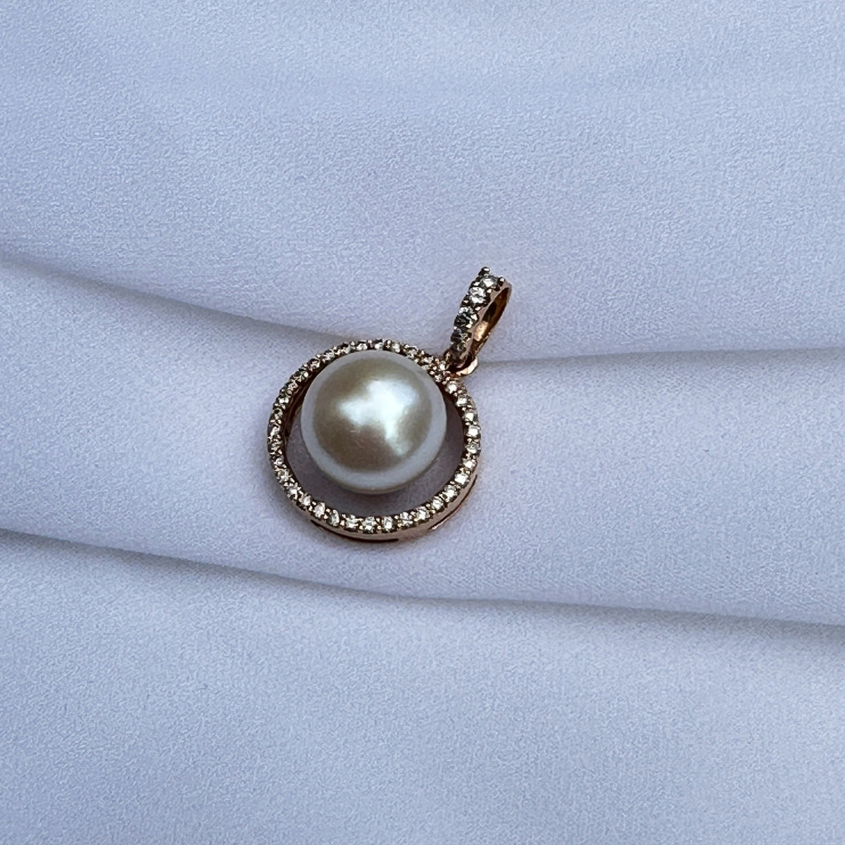 Pearl Round  18k Gold Pendant with Diamonds