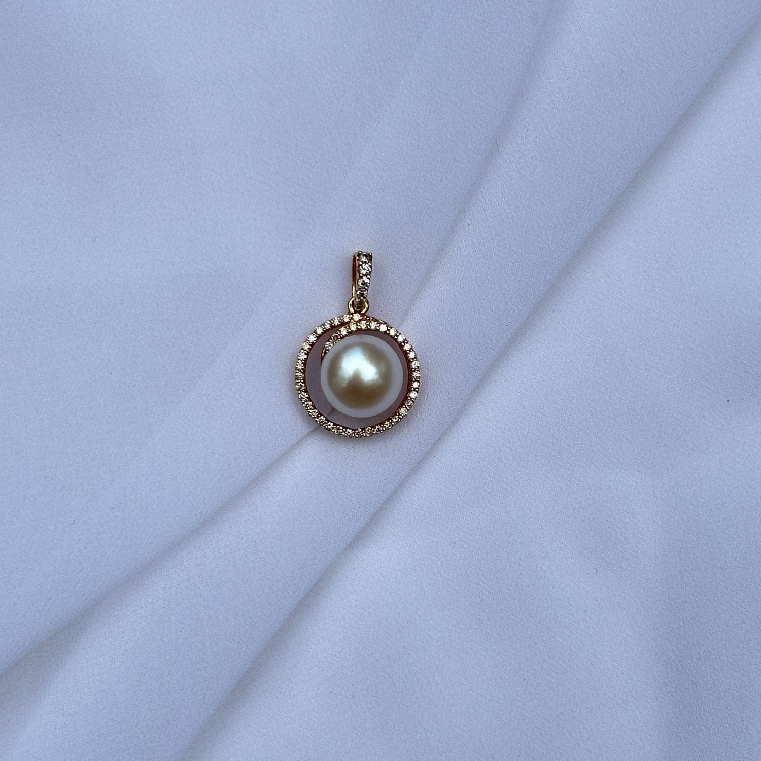 Pearl Round  18k Gold Pendant with Diamonds