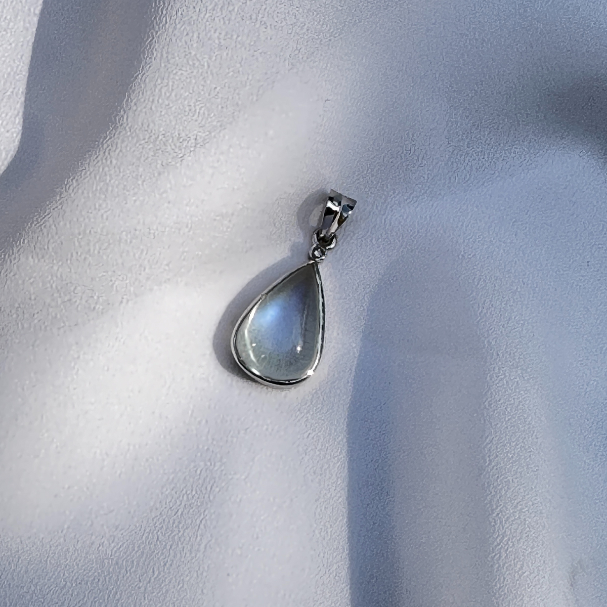 Rainbow Moonstone 18KT White Gold Pendant with Diamond