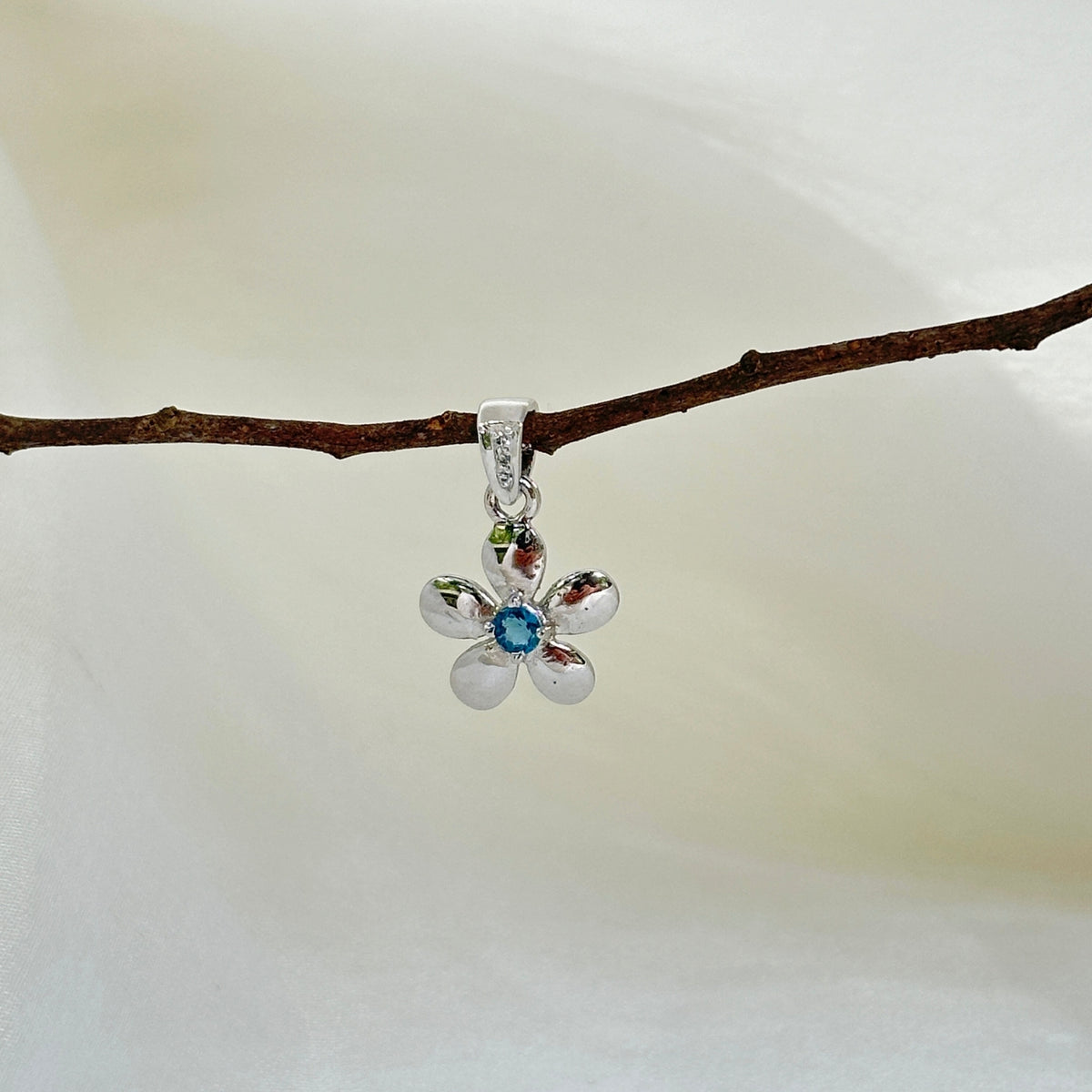 Daisy Blue Topaz Silver 925 Pendant