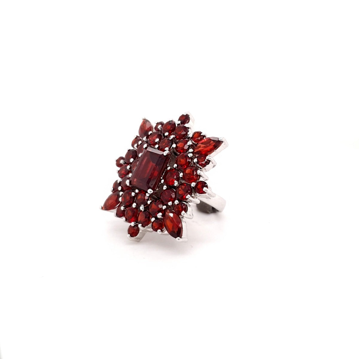 Alluring flower-shaped  Garnet ring